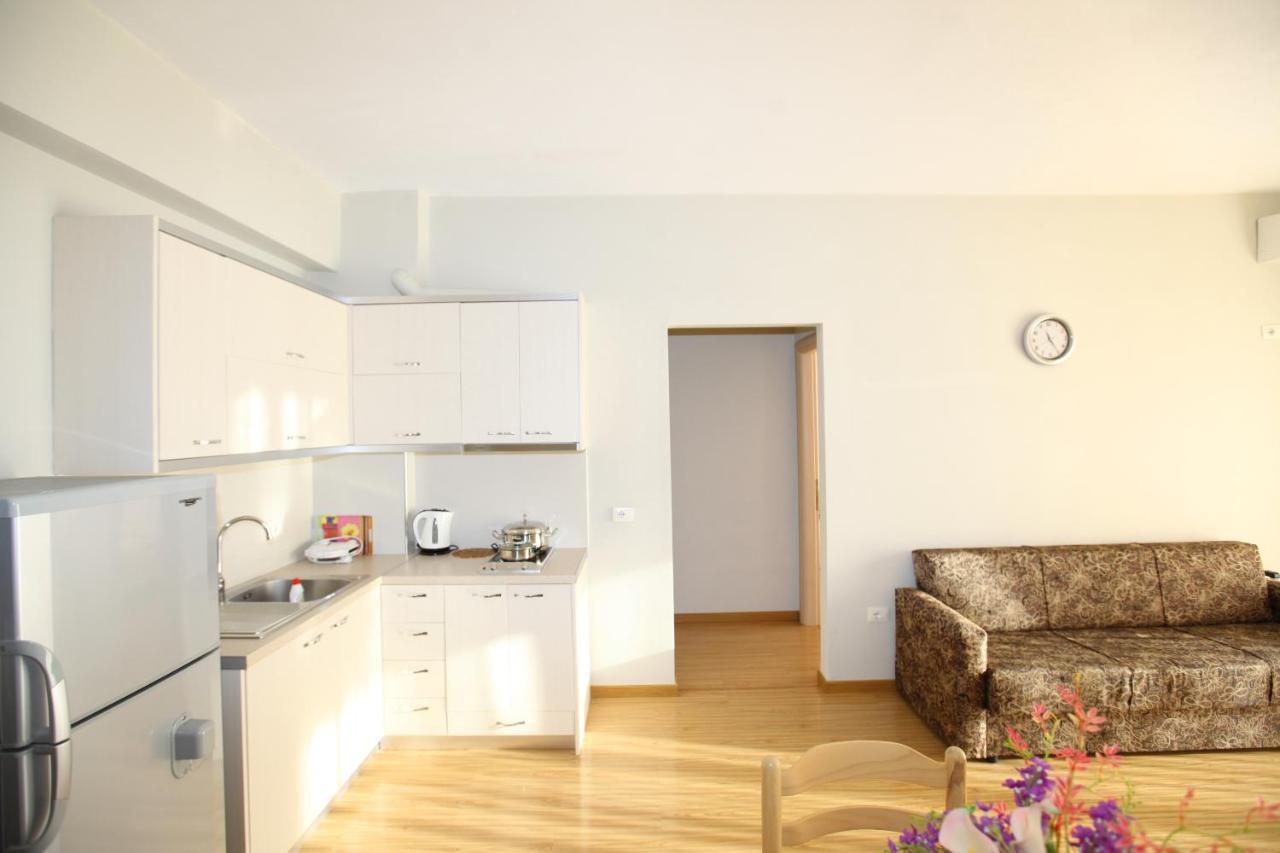 Teo Apartaments Sarandë エクステリア 写真
