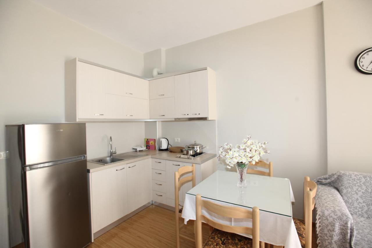 Teo Apartaments Sarandë エクステリア 写真